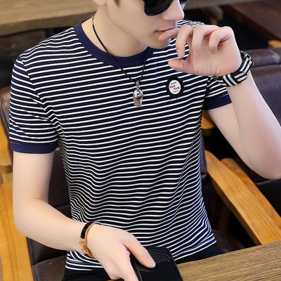 Ανδρικό μπλουζάκι με κοντά ριγέ μανίκια και οβάλ λαιμόκοψη