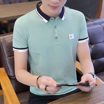 Klassikalise krae ja nööpidega meeste t-särk - aplikatsioon