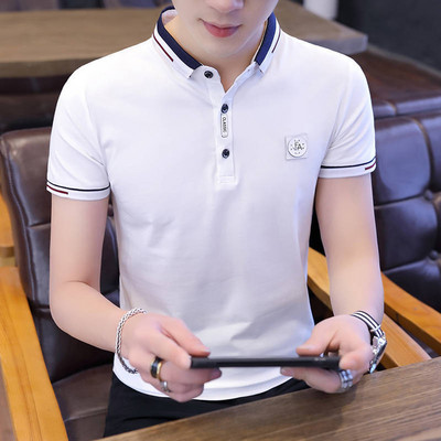 Klassikalise krae ja nööpidega meeste t-särk - aplikatsioon