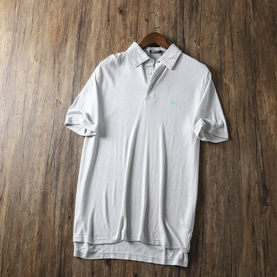 Klassikalise krae ja lühikeste varrukatega meeste pluus