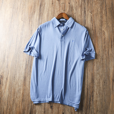 Klassikalise krae ja lühikeste varrukatega meeste pluus