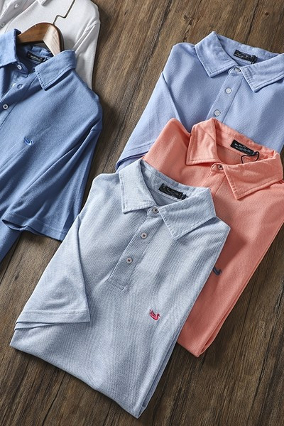 Klassikalise krae ja lühikeste varrukatega meeste pluus