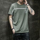 Ανδρικό μπλουζάκι με φαρδιά λαιμόκοψη και κοντά μανίκια