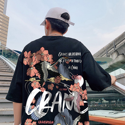 Модерна тениска с широка кройка и цветна щампа на гърба