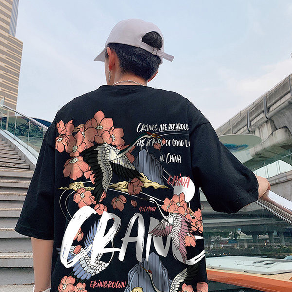 Модерна тениска с широка кройка и цветна щампа на гърба