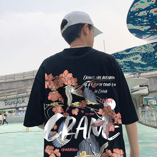 Модерна тениска с широка кройка и цветна щампа на гърба