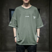 Ümara kaelusega ja trükiga meeste T-särk