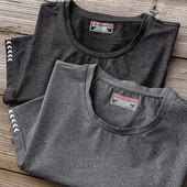 Ühevärviline meeste T-särk lühikeste varrukate ja ümara kaelusega