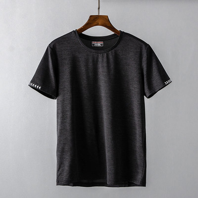 Ühevärviline meeste T-särk lühikeste varrukate ja ümara kaelusega