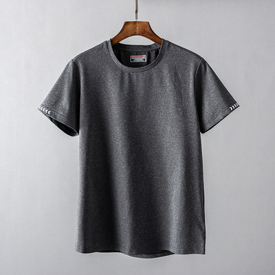 Ühevärviline meeste T-särk lühikeste varrukate ja ümara kaelusega