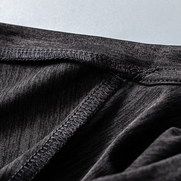 Ühevärviline meeste T-särk lühikeste varrukate ja ümara kaelusega