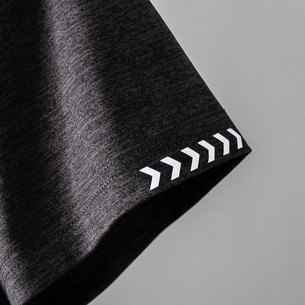 Ühevärviline meeste T-särk lühikeste varrukate ja ümara kaelusega