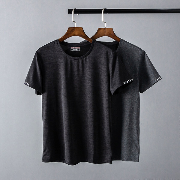 Ühevärviline meeste T-särk lühikeste varrukate ja ümara kaelusega