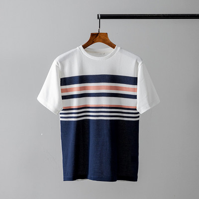 Meeste triibuline lühikeste varrukate ja ümara kaelusega T-särk