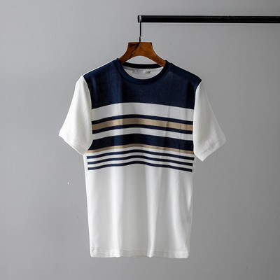 Meeste triibuline lühikeste varrukate ja ümara kaelusega T-särk