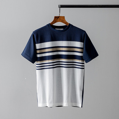 Meeste triibuline lühikeste varrukate ja ümara kaelusega T-särk