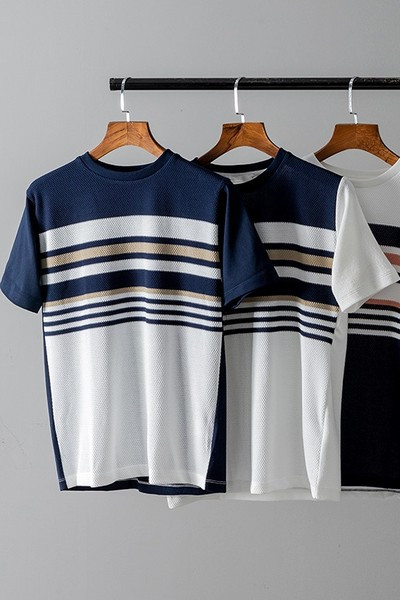 Meeste triibuline lühikeste varrukate ja ümara kaelusega T-särk