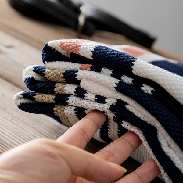 Meeste triibuline lühikeste varrukate ja ümara kaelusega T-särk