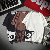 Lühikeste varrukate ja kassiaplikatsiooniga meeste T-särk