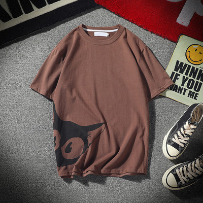 Lühikeste varrukate ja kassiaplikatsiooniga meeste T-särk