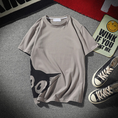 Lühikeste varrukate ja kassiaplikatsiooniga meeste T-särk