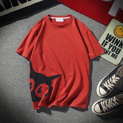 Lühikeste varrukate ja kassiaplikatsiooniga meeste T-särk