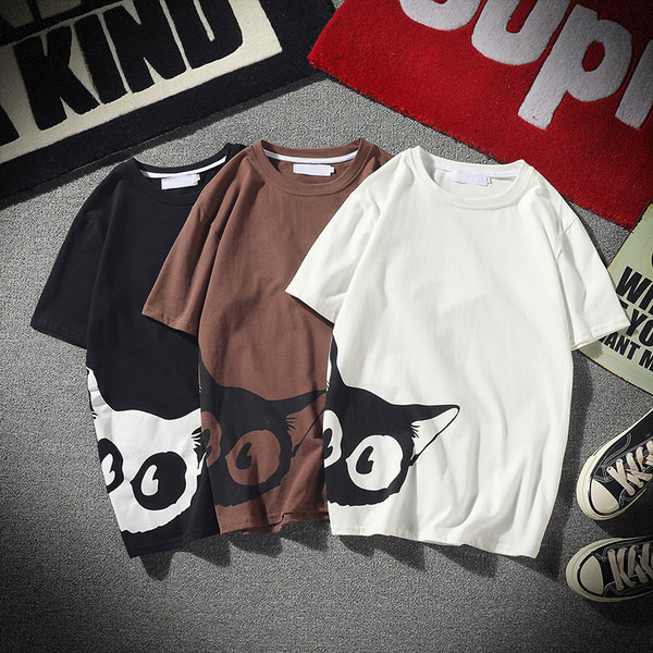 Lühikeste varrukate ja kassiaplikatsiooniga meeste T-särk