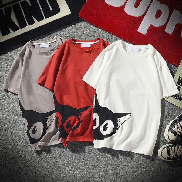 Lühikeste varrukate ja kassiaplikatsiooniga meeste T-särk