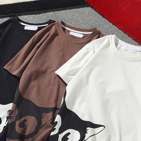 Lühikeste varrukate ja kassiaplikatsiooniga meeste T-särk