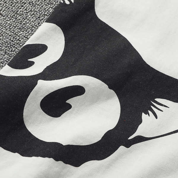 Lühikeste varrukate ja kassiaplikatsiooniga meeste T-särk