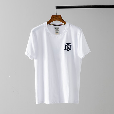 Tikitud kirjade ja lühikeste varrukatega vabaaja meeste T-särk