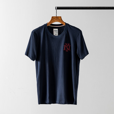 Tikitud kirjade ja lühikeste varrukatega vabaaja meeste T-särk