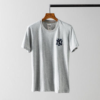 Tikitud kirjade ja lühikeste varrukatega vabaaja meeste T-särk