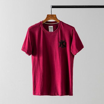 Tikitud kirjade ja lühikeste varrukatega vabaaja meeste T-särk