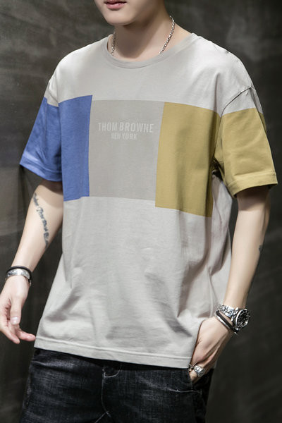 Meeste suvine lühikeste varrukate ja kirjadega T-särk