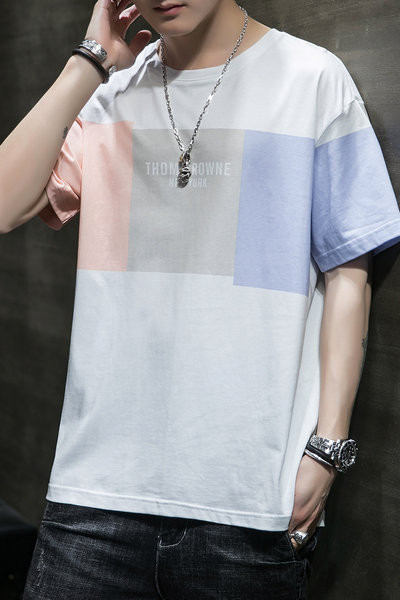 Meeste suvine lühikeste varrukate ja kirjadega T-särk