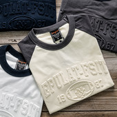 Ümara kaelusega ja aplikatsiooniga meeste t-särk