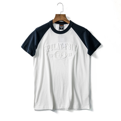 Ümara kaelusega ja aplikatsiooniga meeste t-särk