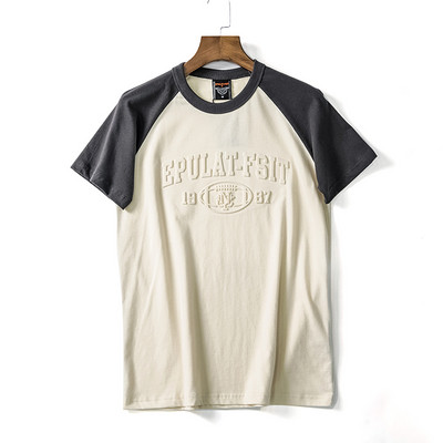 Ümara kaelusega ja aplikatsiooniga meeste t-särk