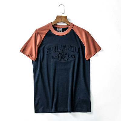 Ümara kaelusega ja aplikatsiooniga meeste t-särk