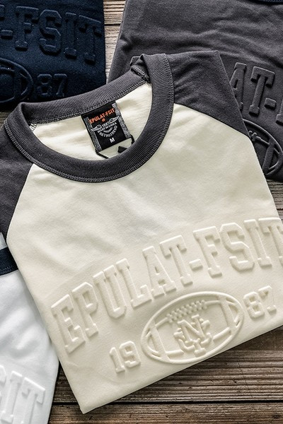 Ümara kaelusega ja aplikatsiooniga meeste t-särk