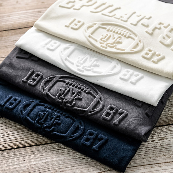 Ümara kaelusega ja aplikatsiooniga meeste t-särk