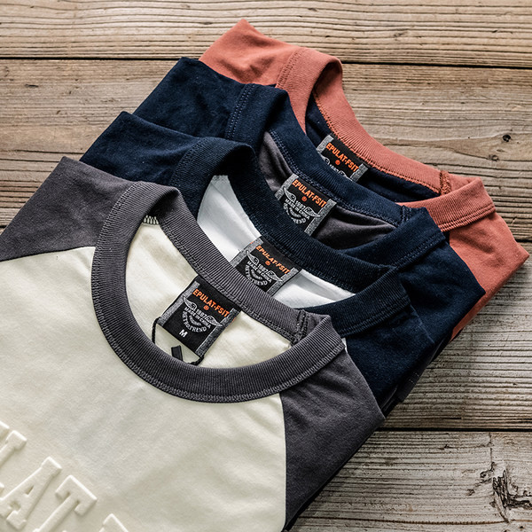 Ümara kaelusega ja aplikatsiooniga meeste t-särk