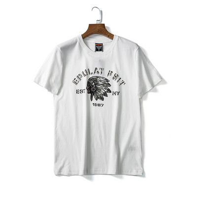 Meeste aplikatsiooni ja lühikeste varrukatega t-särk