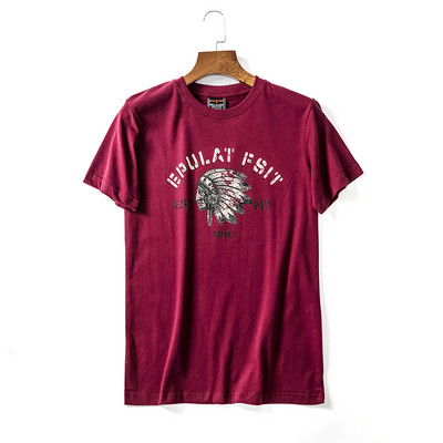 Meeste aplikatsiooni ja lühikeste varrukatega t-särk