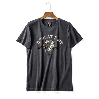 Meeste aplikatsiooni ja lühikeste varrukatega t-särk