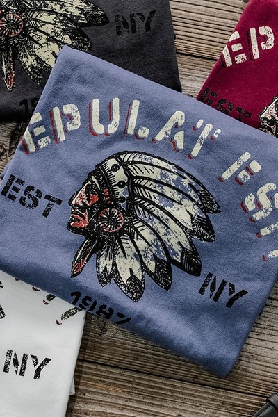 Meeste aplikatsiooni ja lühikeste varrukatega t-särk