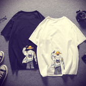 Široki model majice s kratkim rukavima i aplikacijom za muškarce