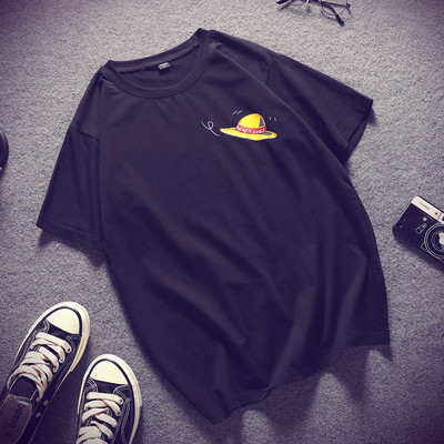 Široki model majice s kratkim rukavima i aplikacijom za muškarce