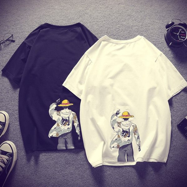 Široki model majice s kratkim rukavima i aplikacijom za muškarce